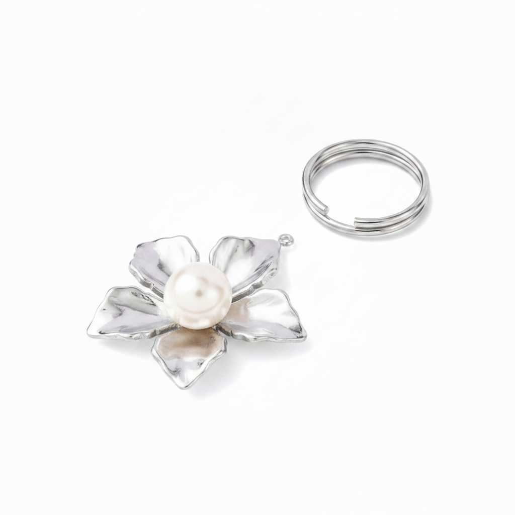 Blomma med pärla