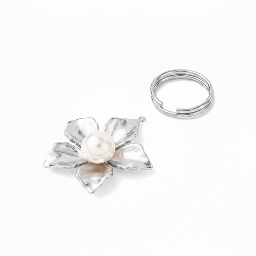 Blomma med pärla