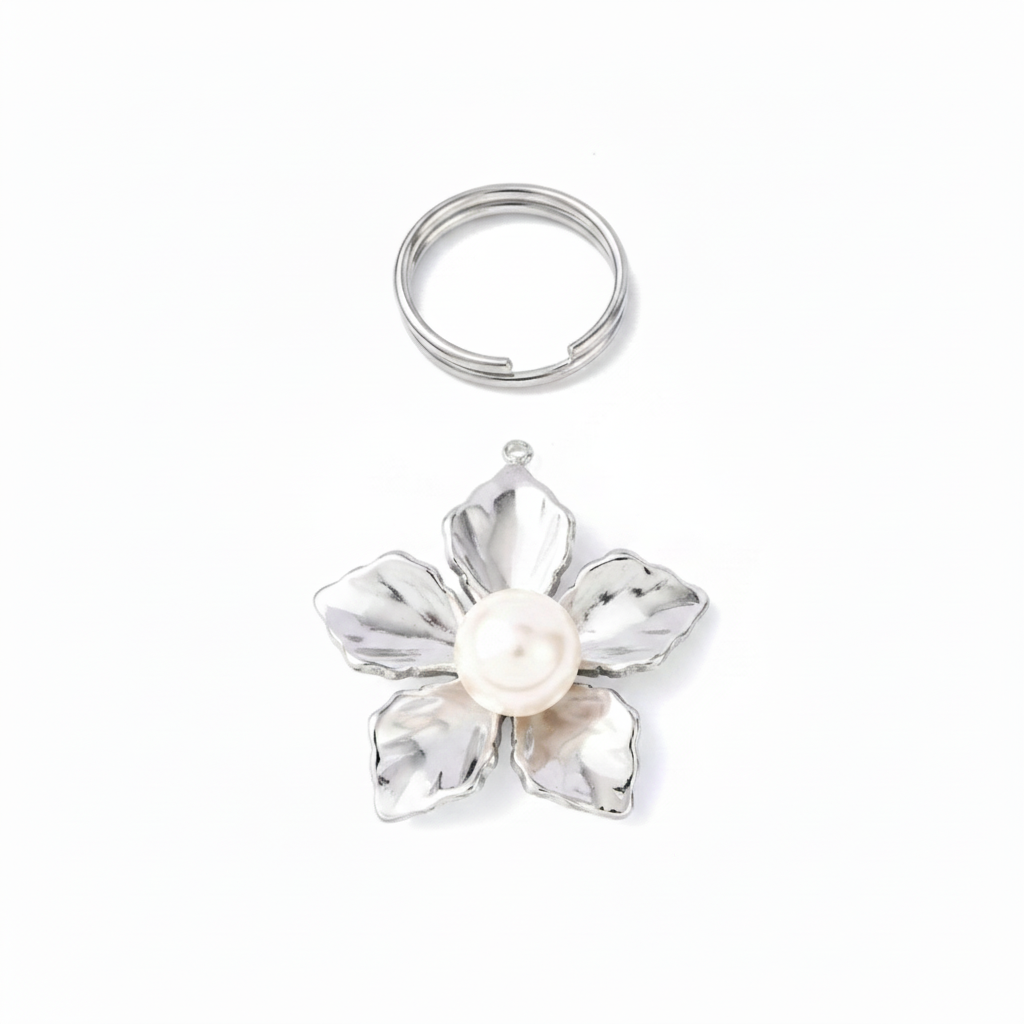 Blomma med pärla